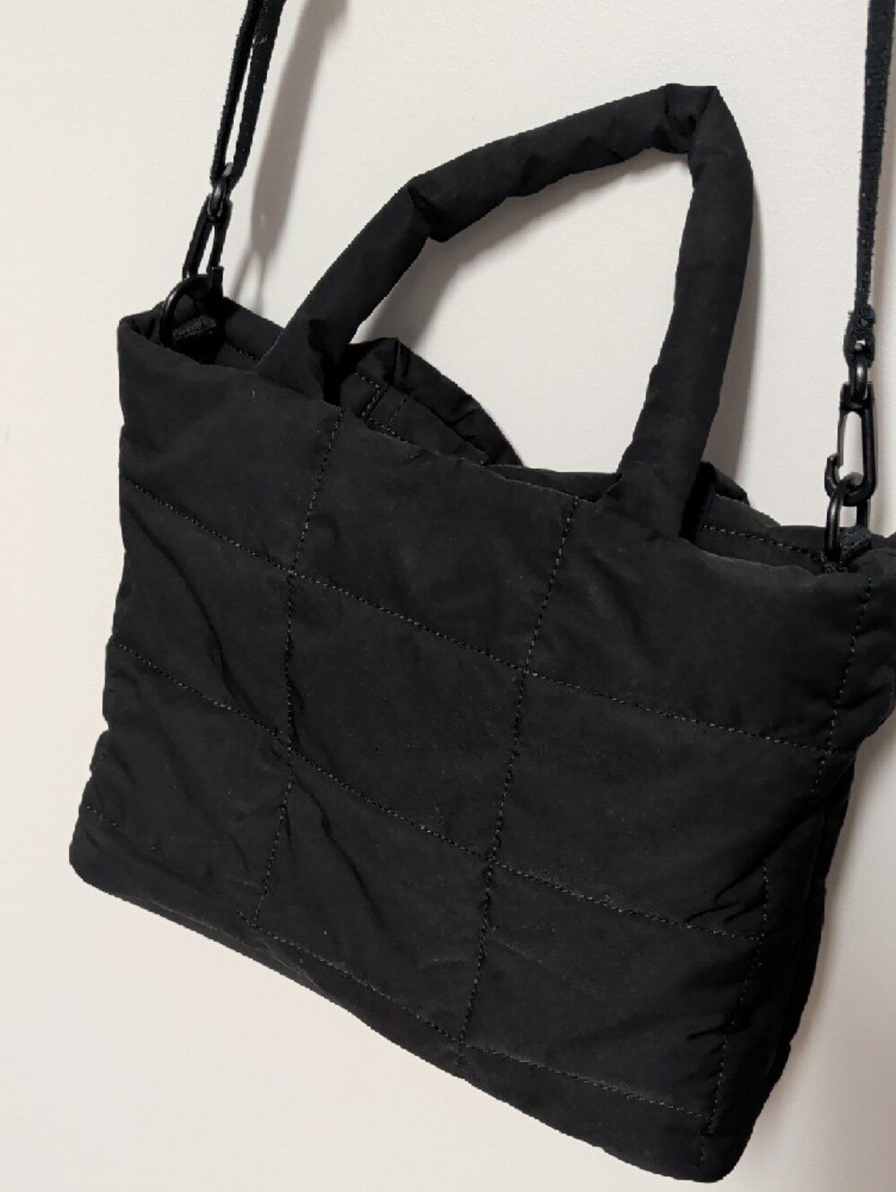 GAP Black Quilted Crossbody Tote - Picture 5 of 9